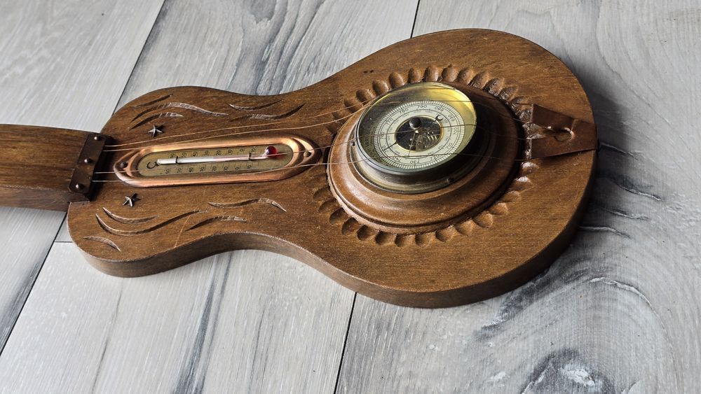 Stary barometr z termometrem