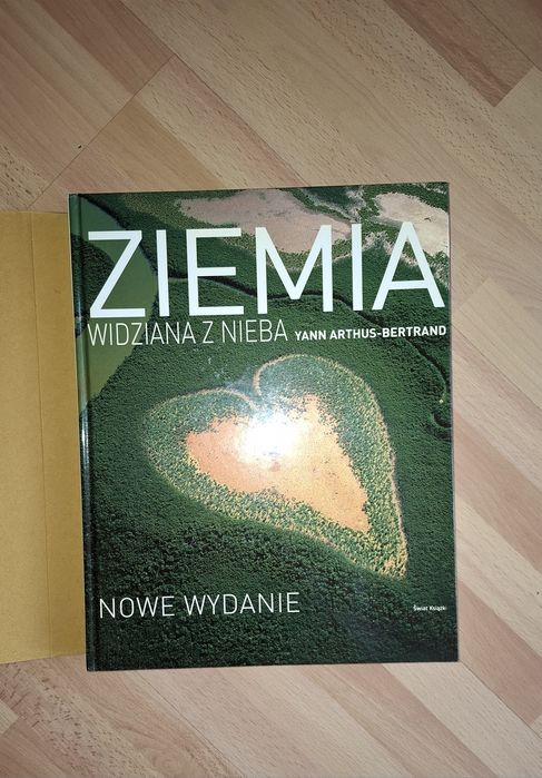 Album Bertranda Ziemia widziana z nieba.