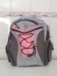 Mochila Targus, com vários bolsos.