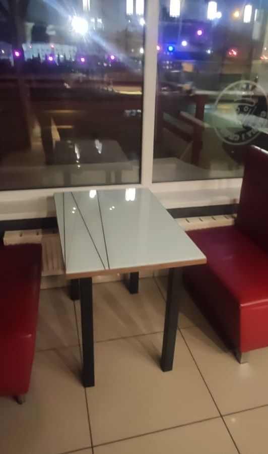 Stól z szkłem hartowanym i bezpiecznym.