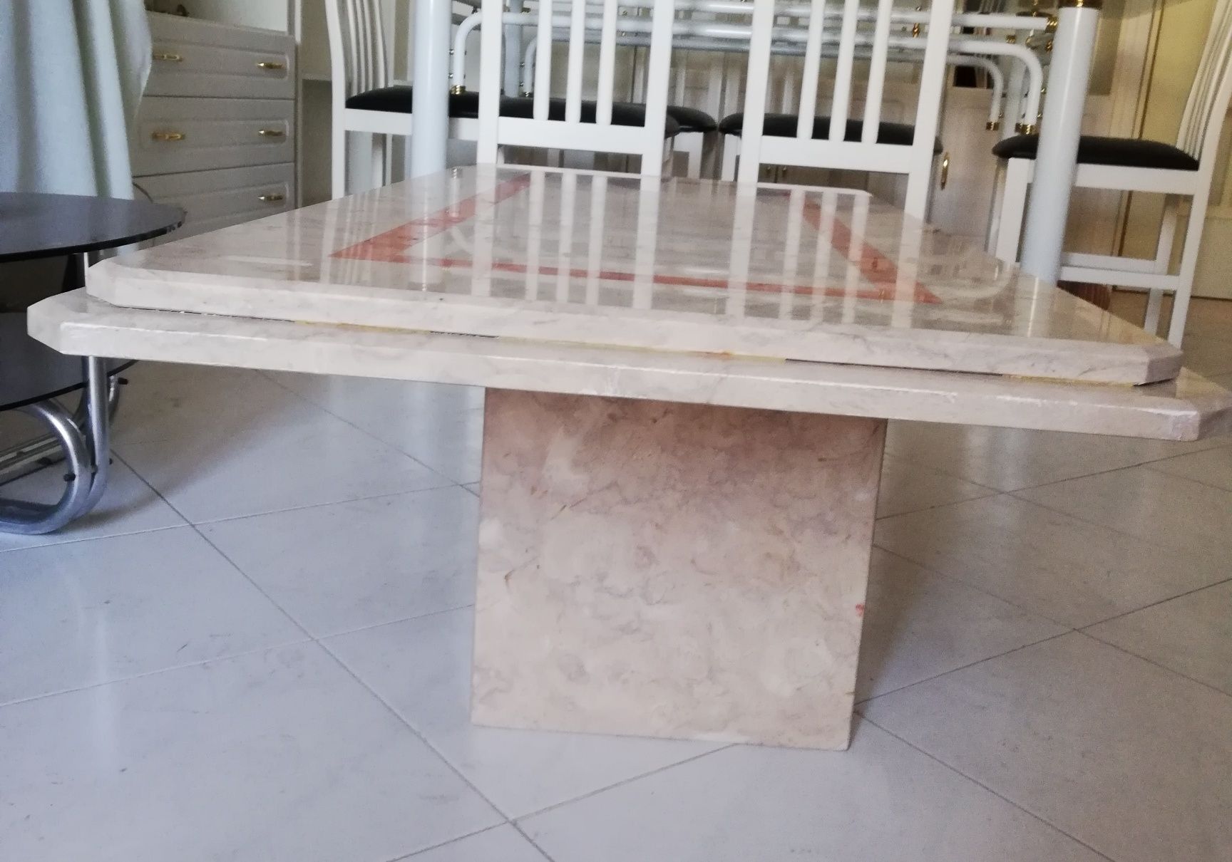 Mesa de centro em mármore com tampo duplo.