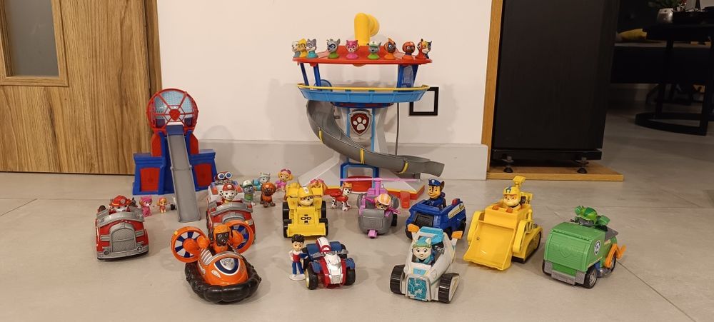 Zestaw Psi Patrol – wieża, pojazdy, figurki, autobus, stan dobr