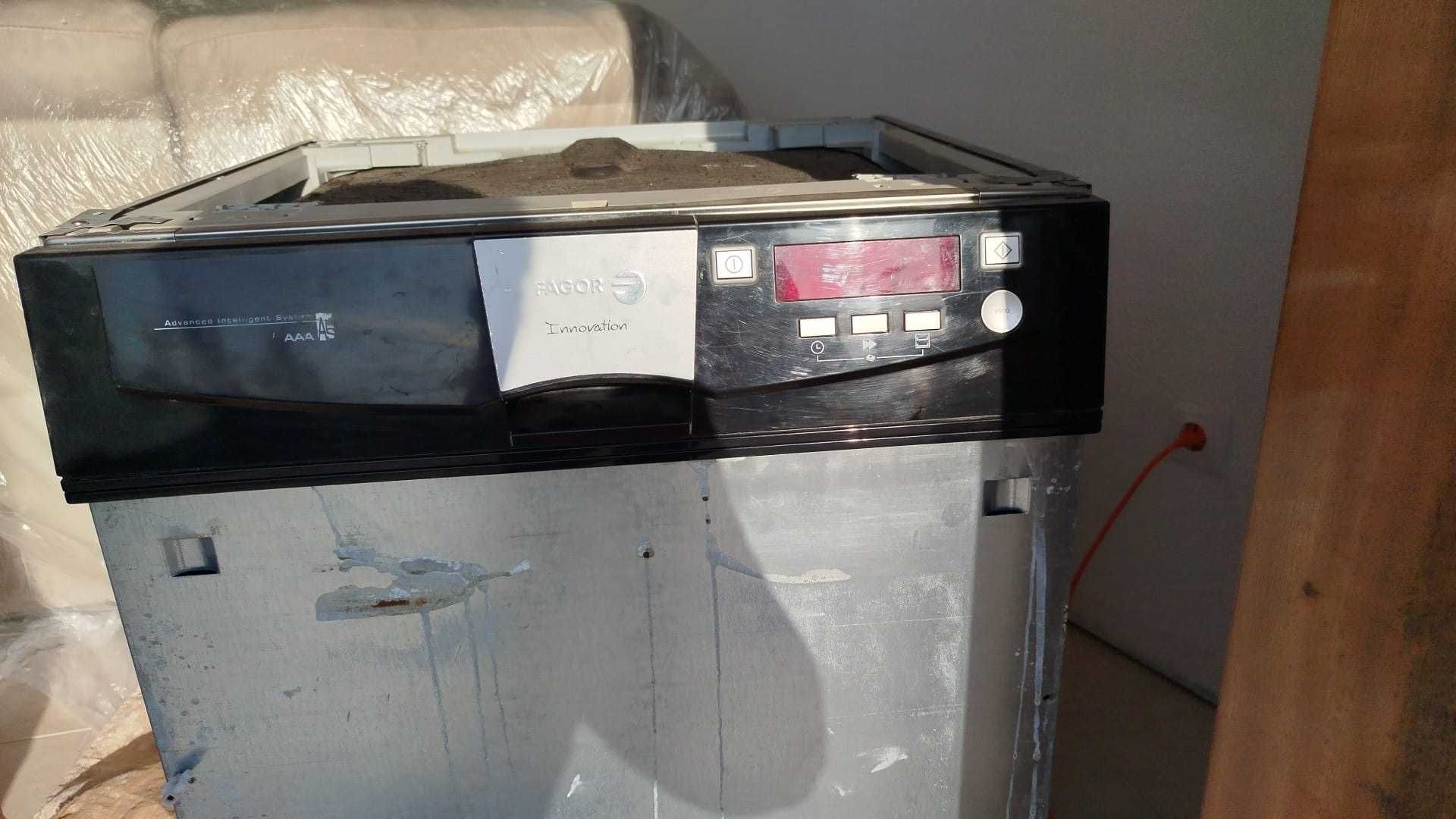 Máquina de Lava Louça Encastrada FAGOR