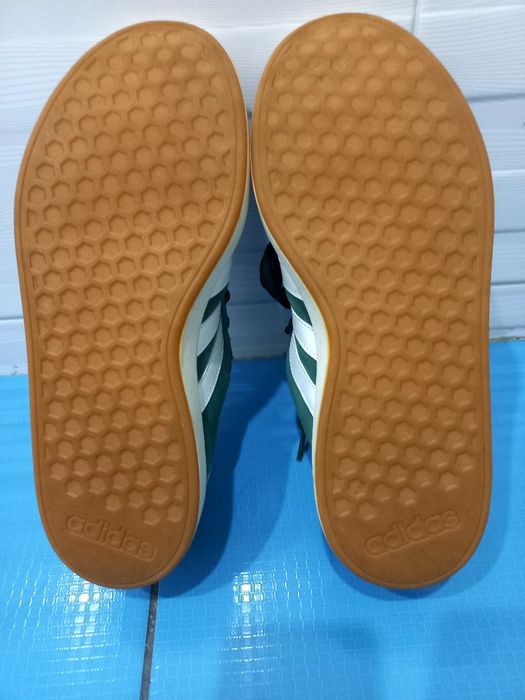 Новые кожаные кроссовки Adidas  42 размер