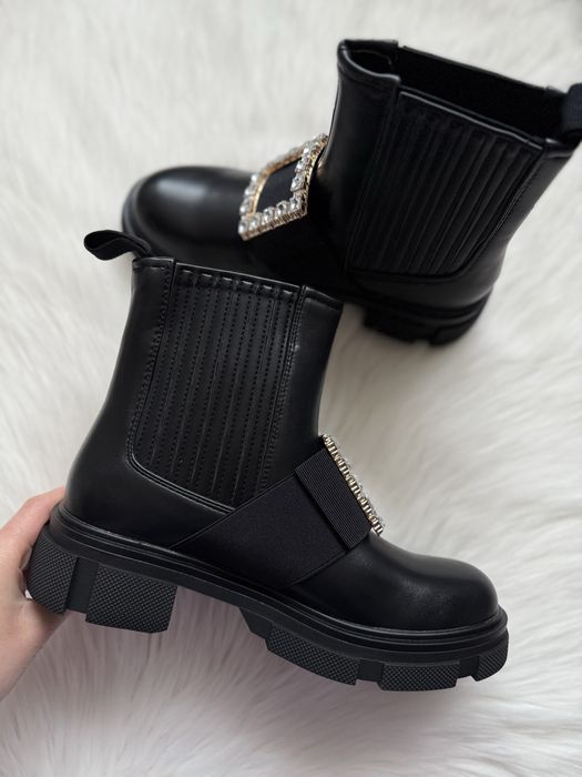 Czarne botki z klamrą eko skóra 38