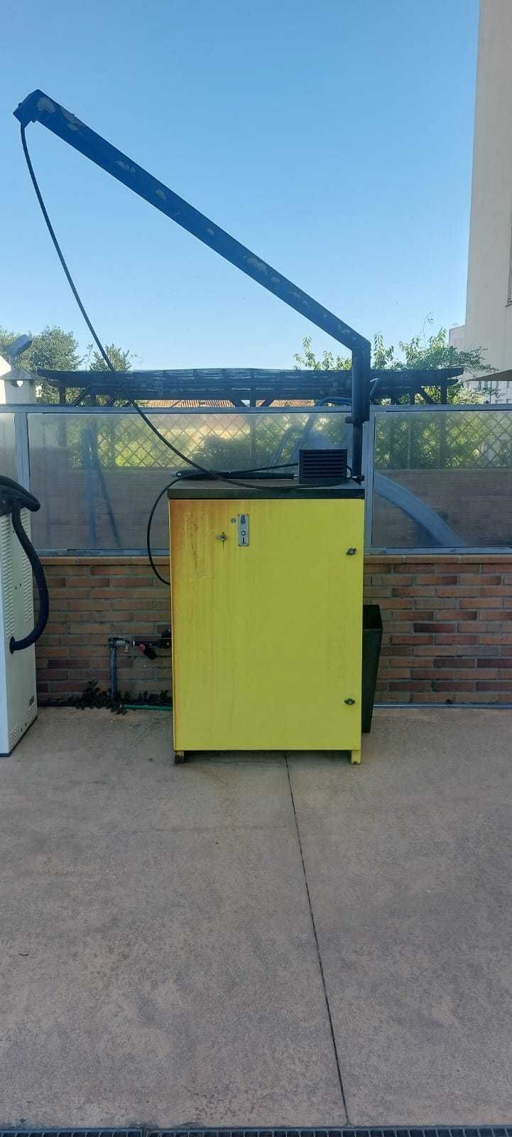 Maquina de aspiração e de lavagem de carros