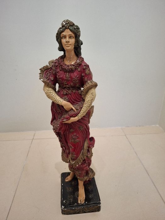 Estatueta feminina em cerâmica, muito antiga.