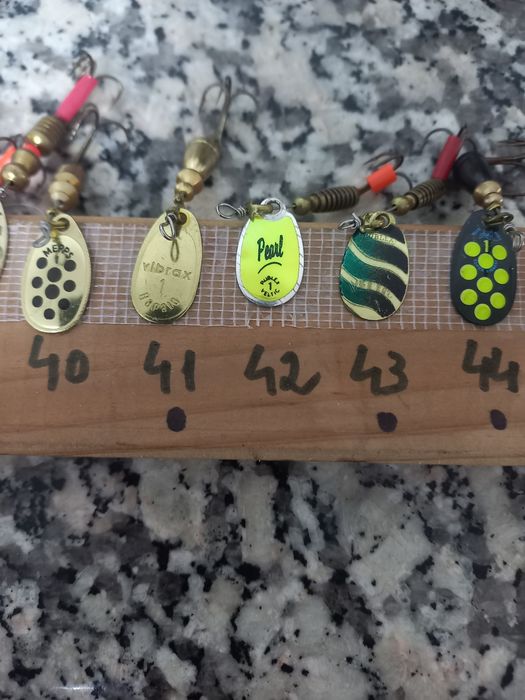 Artigos de pesca medalha  para  pesca  à truta novas a 2€  cada uma