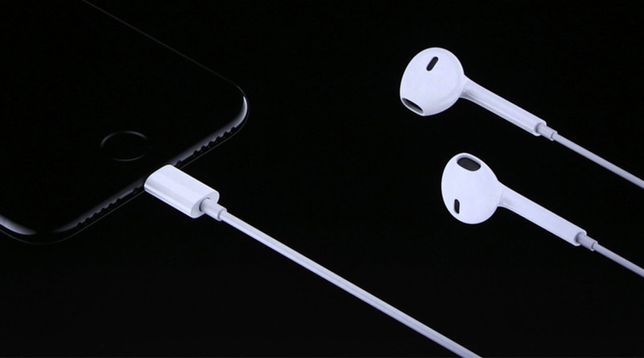 Наушники Apple EarPods with Lighting Connector