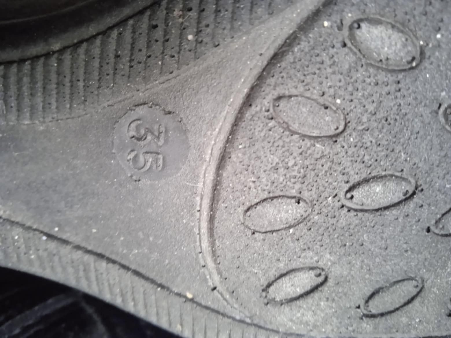 Vendo botas usadas poucas vezes, em pele.