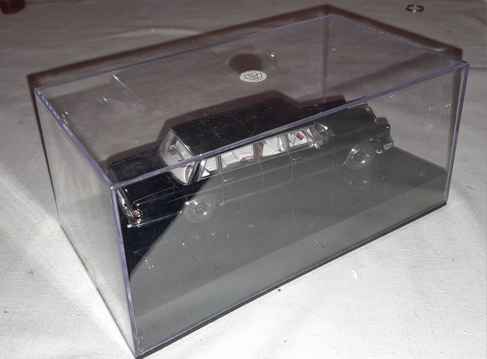 Продам Autoart 1,43