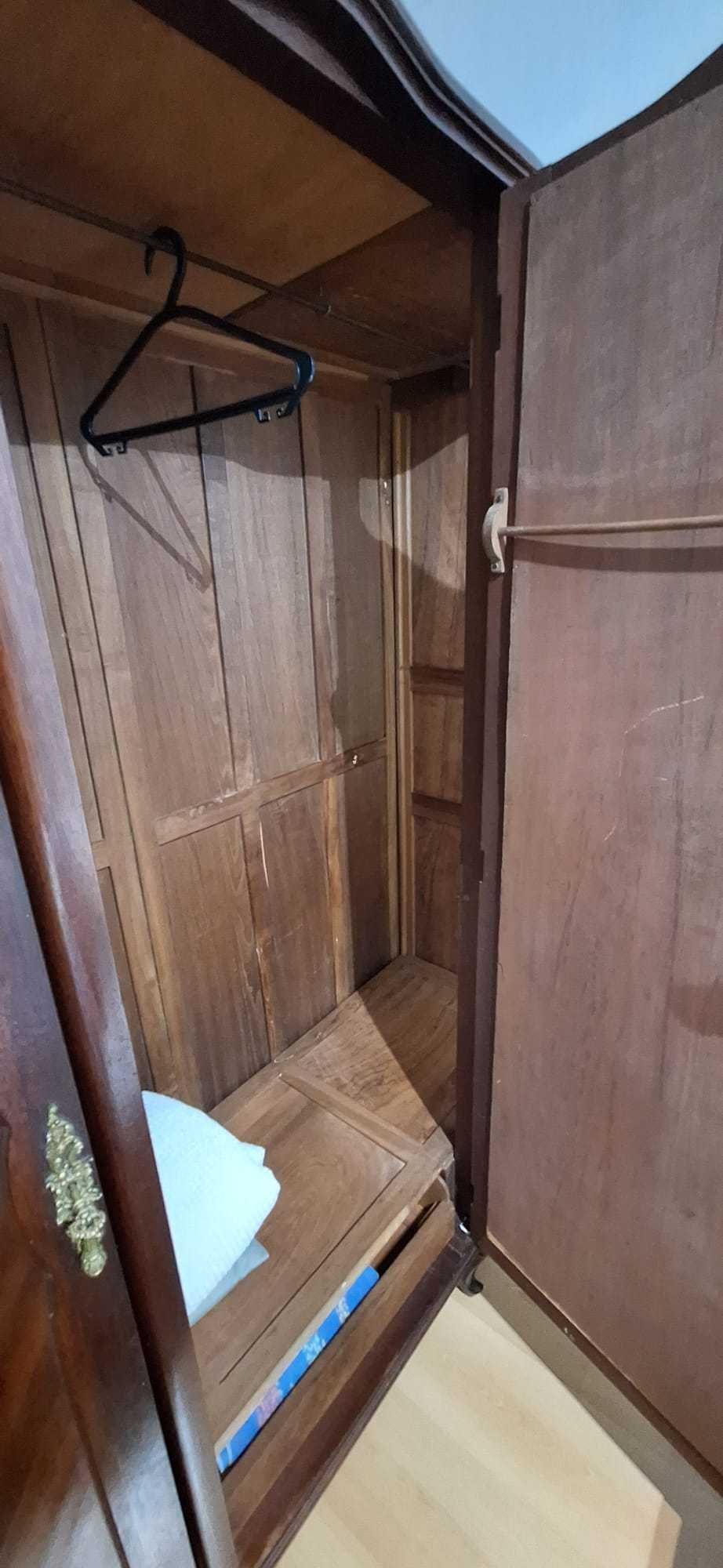 Armário Roupeiro Antigo em Madeira Maciça com Espelho