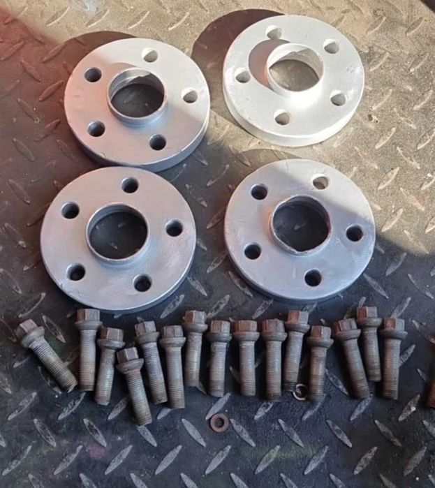 dystanse do kół ze śrubami VW Golf IV Seat Skoda Audi 5x100