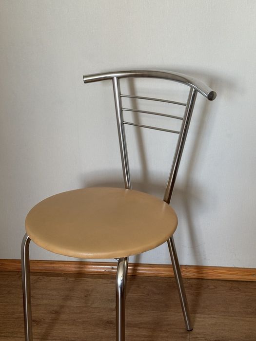 Стул з хромованої сталі