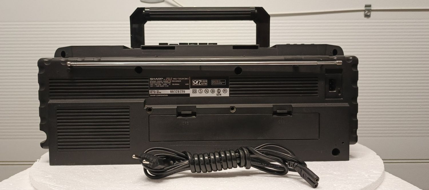 Radiomagnetofon Sharp WQ-T352H(BK) – uszkodzony. Optycznie bdb.