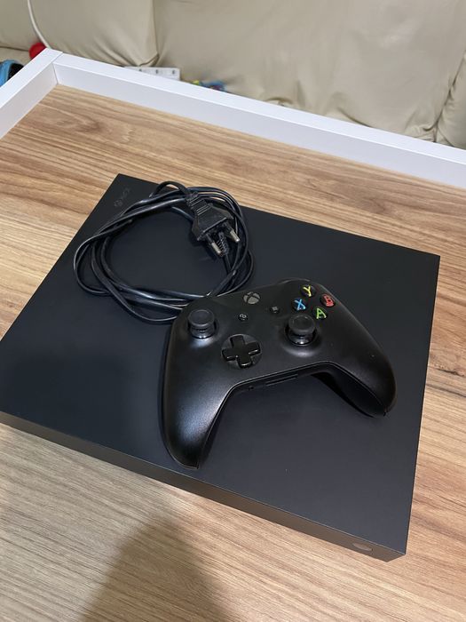 Xbox One X 1TB + Comando