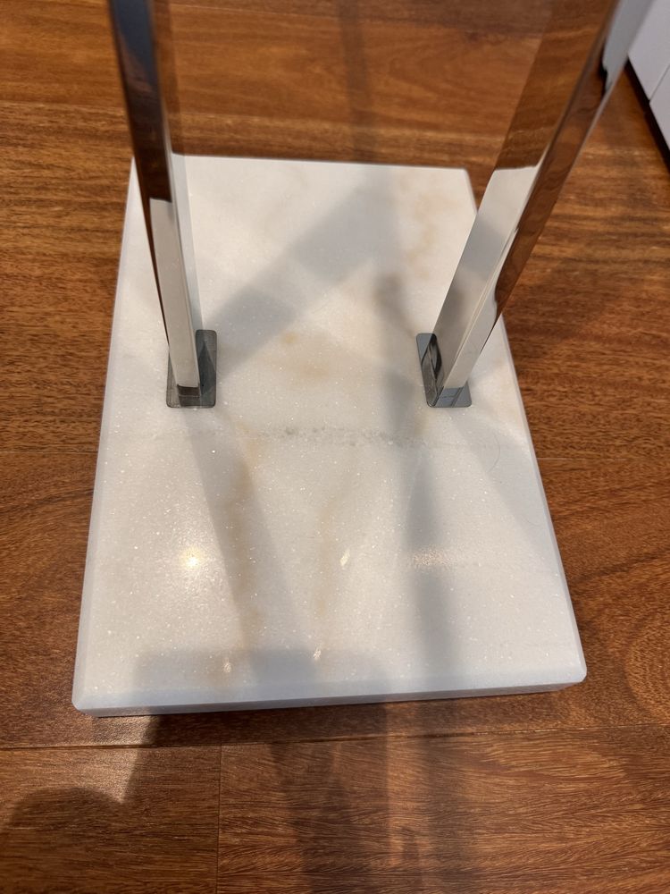 Toalheiro de chao cromado com pedra marmore