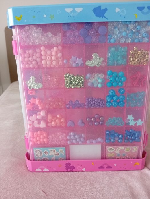 Brinquedo de fazer bracelete e colares