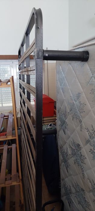 Estrado e colchão de casal com pouco uso
