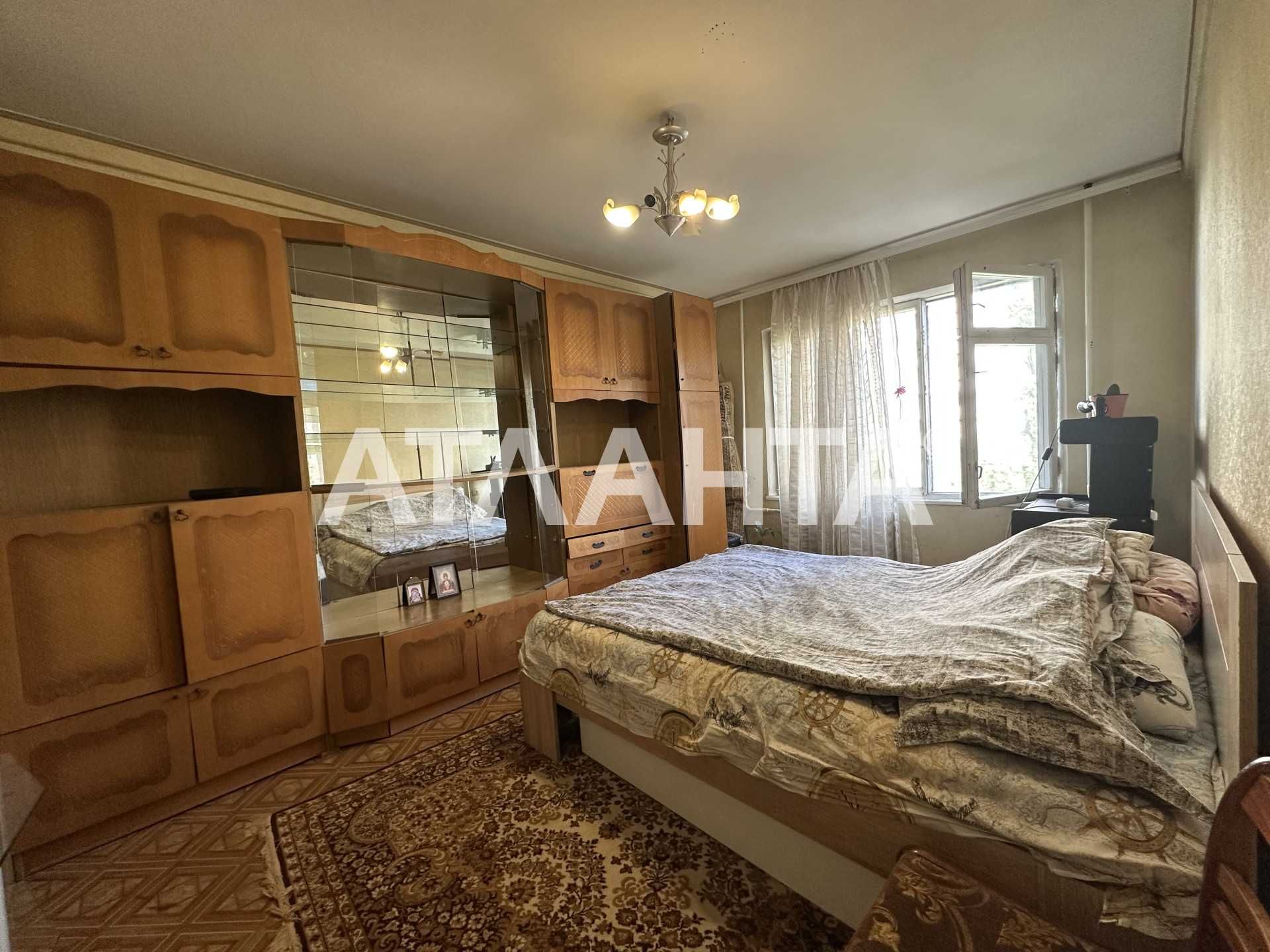 Двухкомнатная квартира на среднем этаже на Таирова