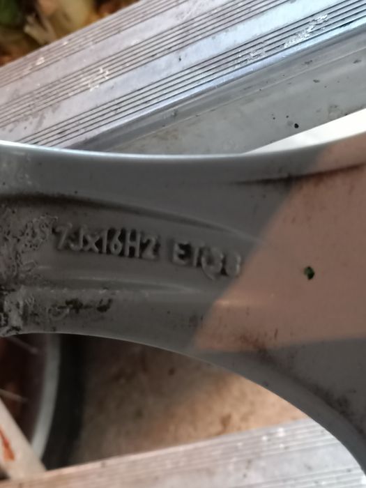 Komplet felg aluminiowych z oponami zimowymi marki Falken rozmiar 16