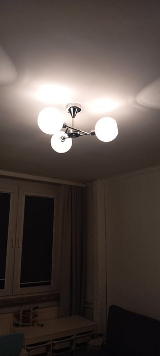 Żyrandol z białymi kloszami