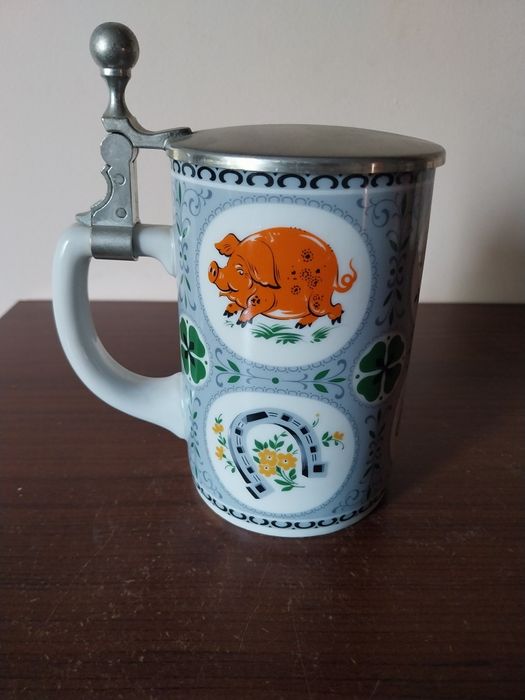 Ceramiczny kufel z cynową klapką, (symbole szczęścia), sygnowany.