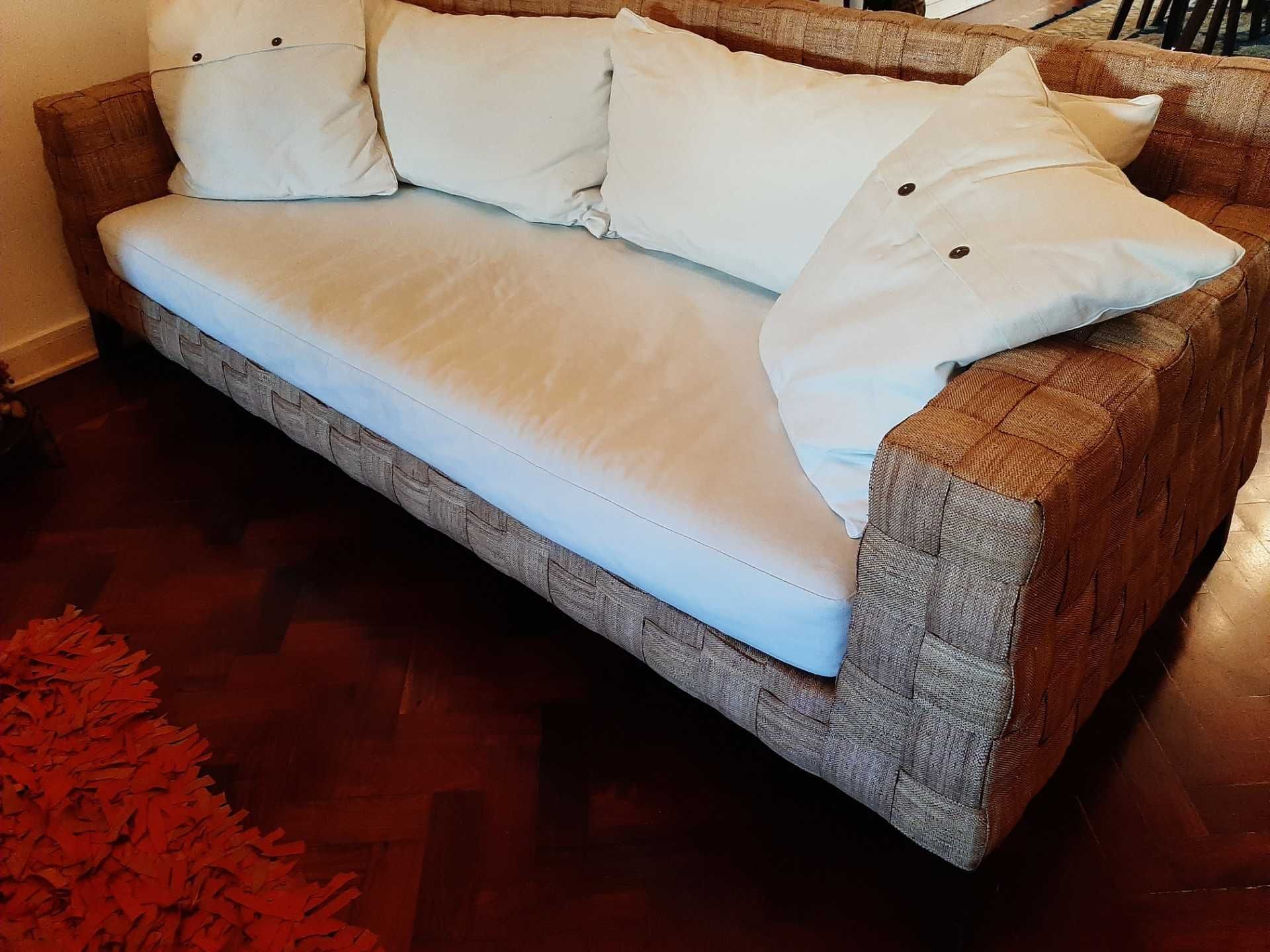 Vendo sofa com almofadas