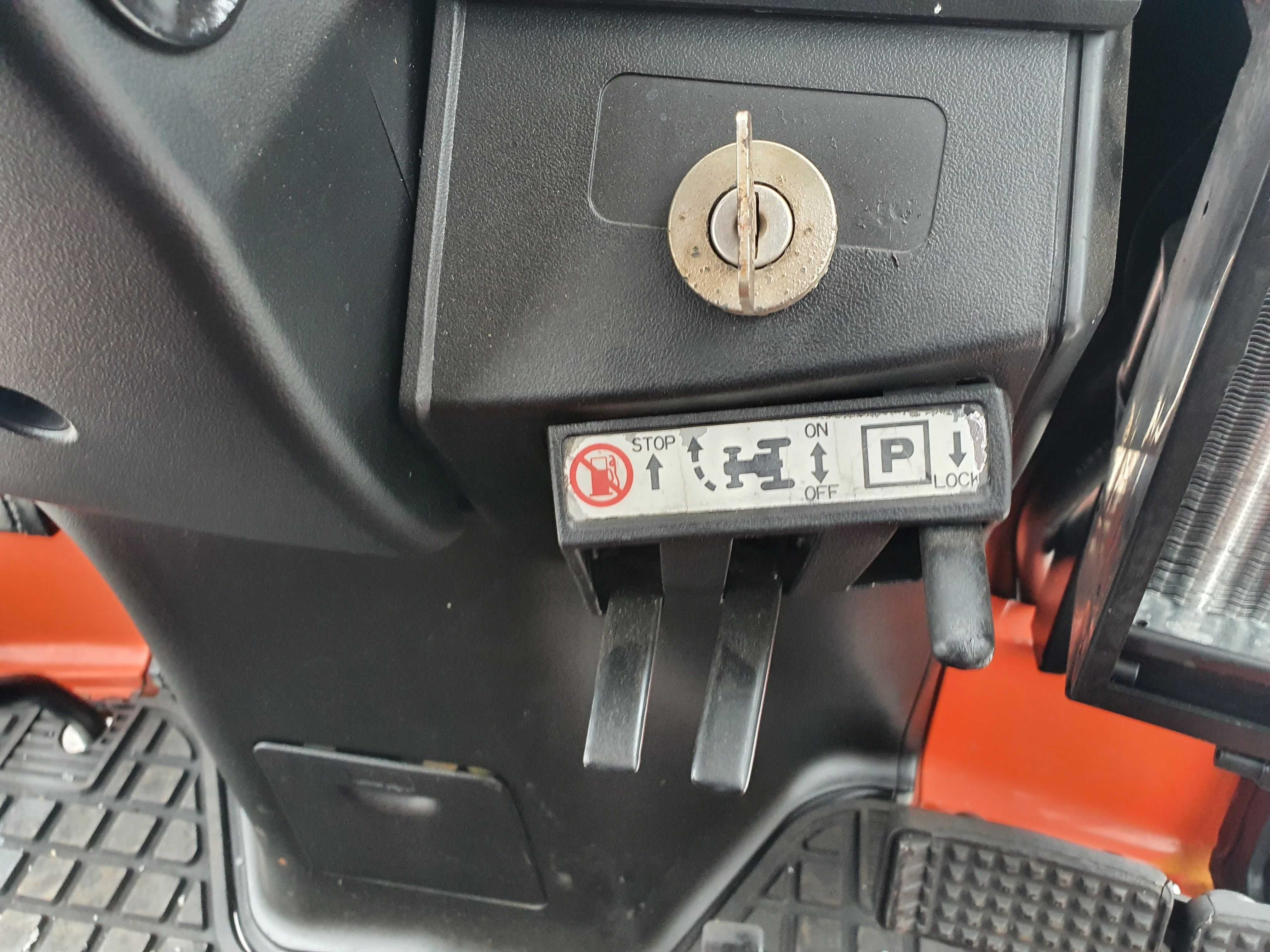 Kubota Saturn traktor 4x4 diesel kabina 4-cylindry, pług