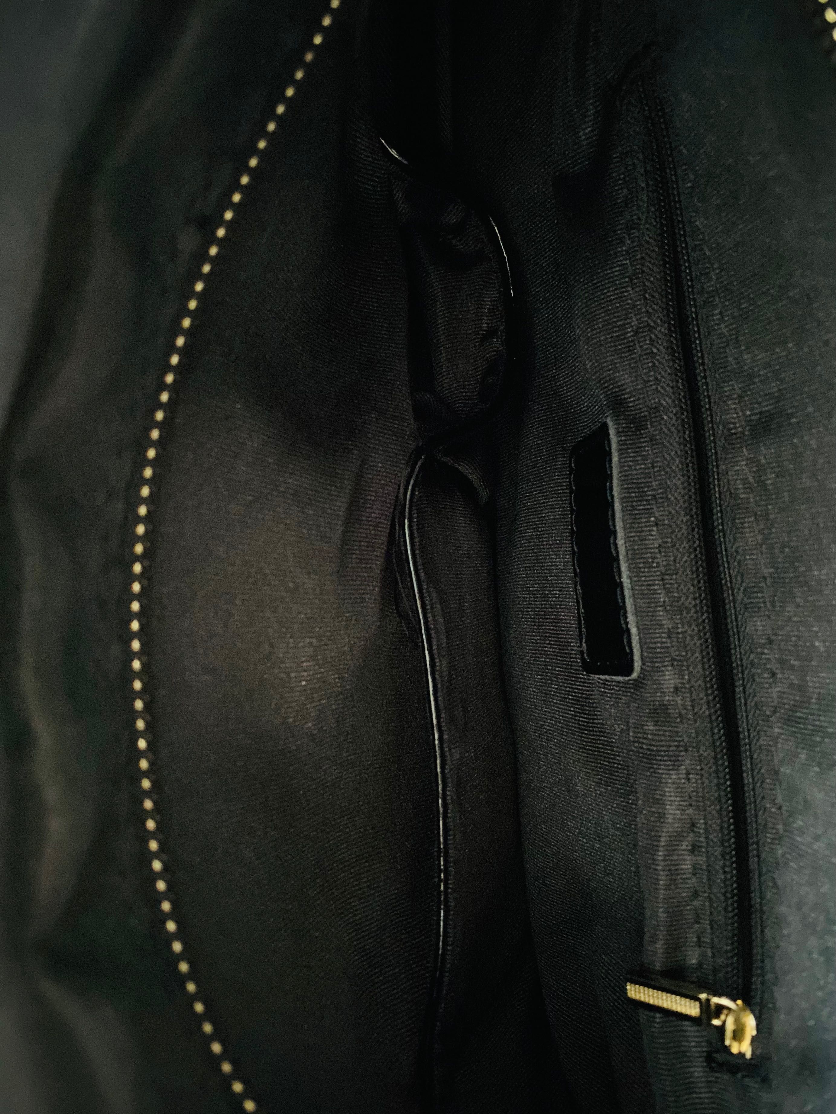 Чорна шкіряна лакова сумка