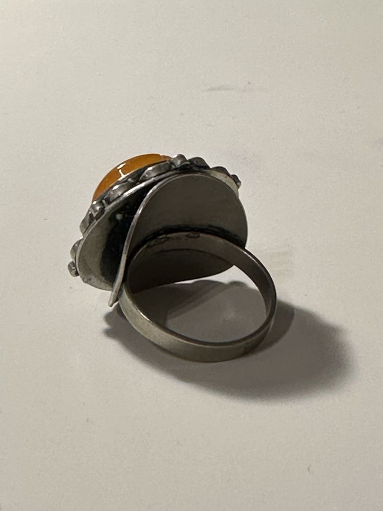 pierścionek metalowy z kamieniem