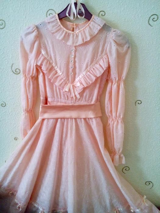 Продам розовое нарядное платье для девочки