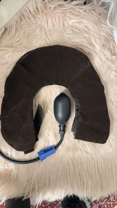 Надувная ортопедическая подушка для шеи в путешествие