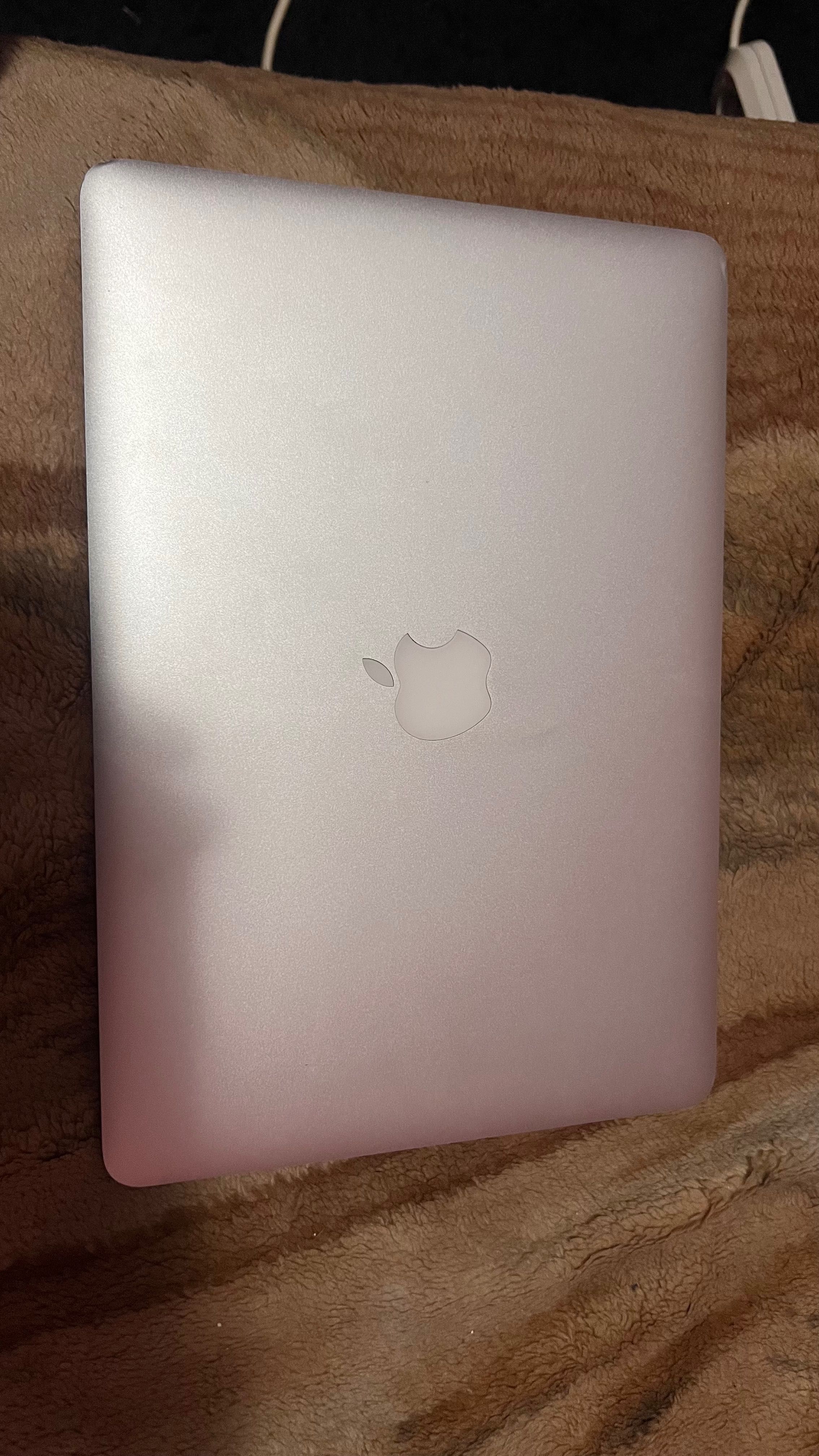 Продам MacBook Air 2017