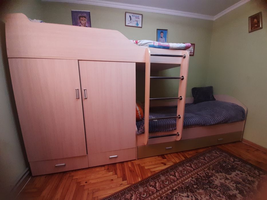 Двоповерхове ліжко з вмісткою шафою