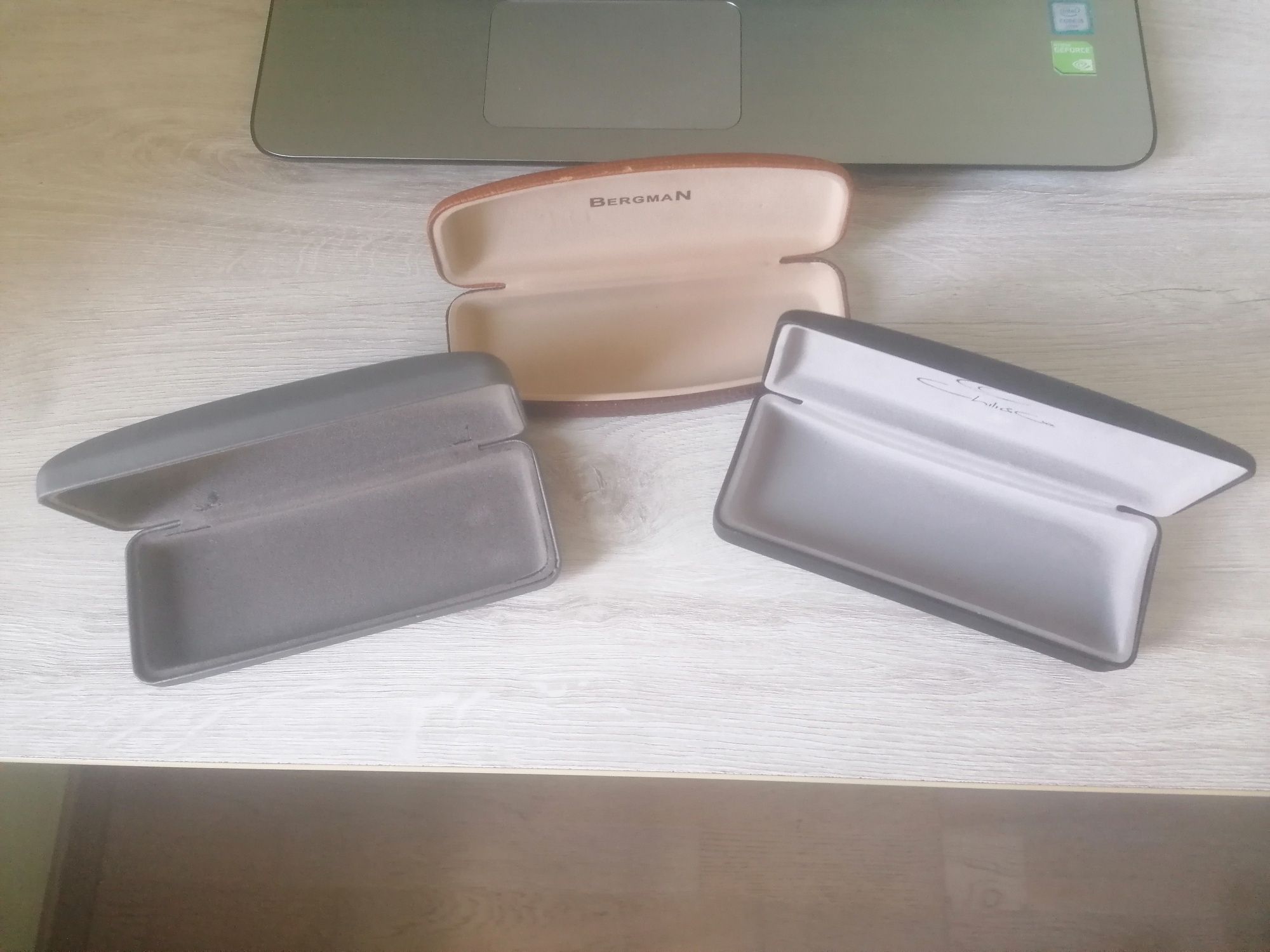 Etui na okulary różne kolory