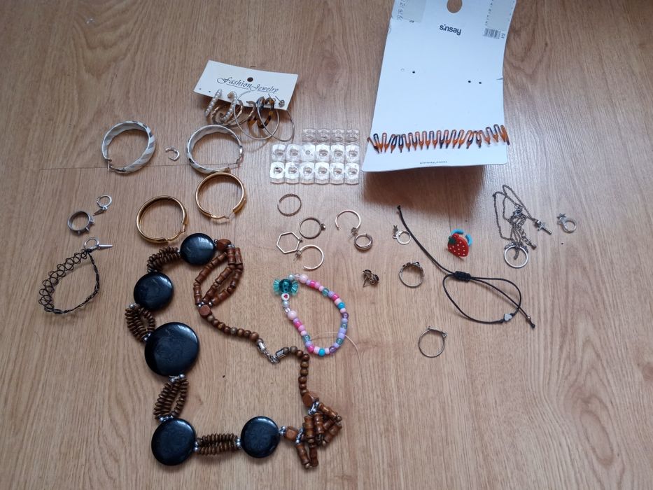 Zestaw biżuterii sztucznej używane