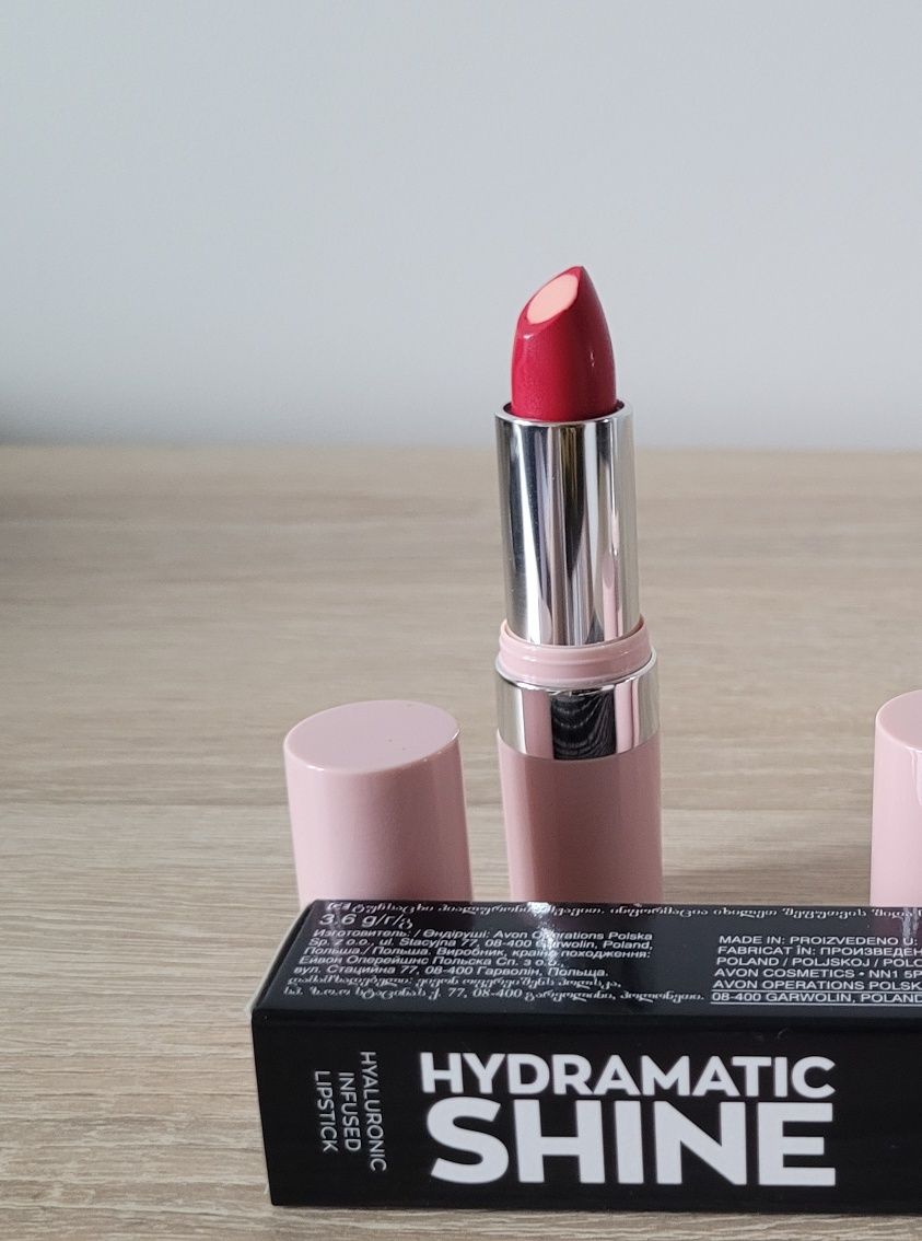 Hydramatic shine Lśniąca szminka z kwasem hialuronowym Carmine Avon