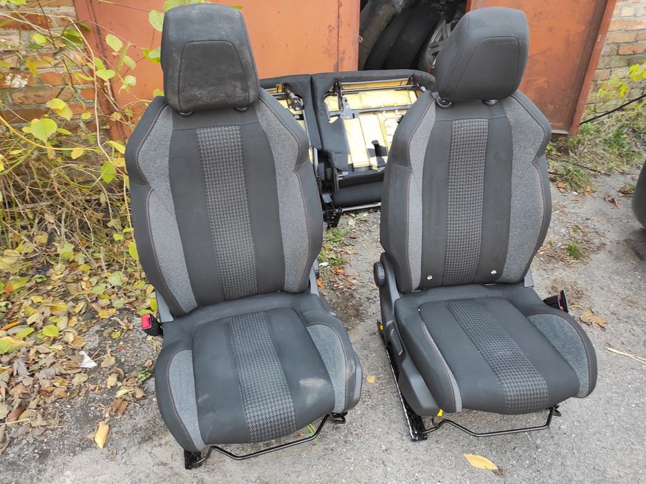Сидіння і карти Пежо Peugeot 3008