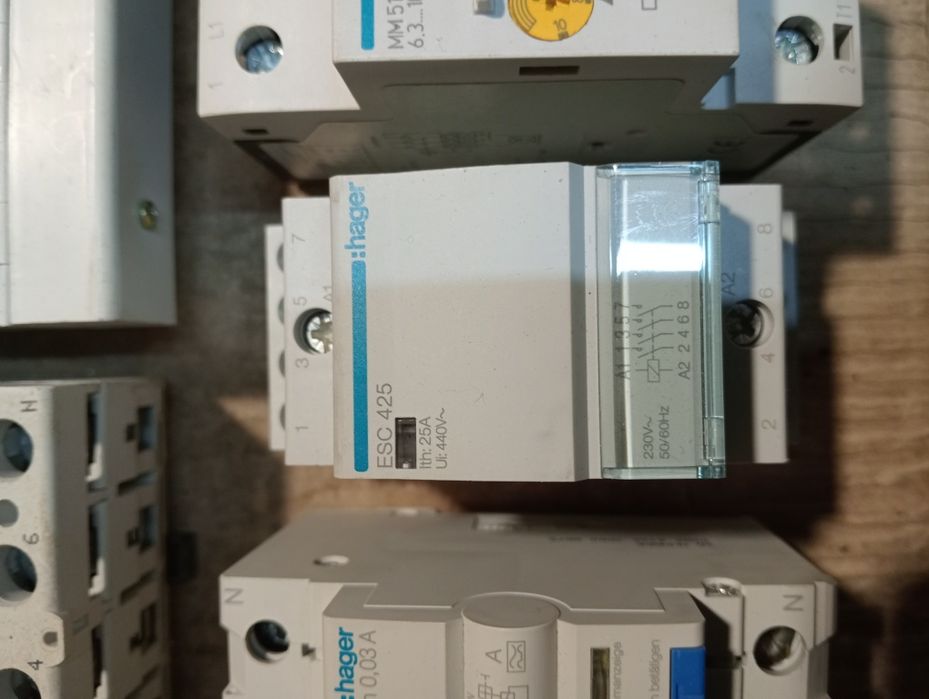 Автоматичні вимикачі, автоматика