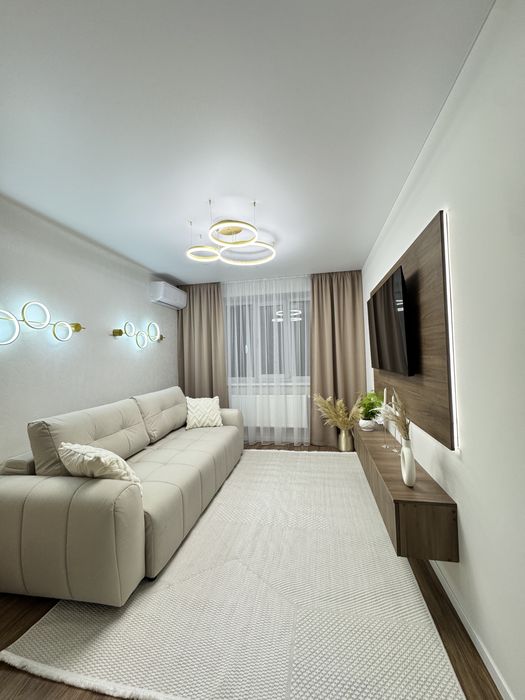 Центр .Продаж 2 кім квартири з великою кухнею та єврорем ,2 гардеробні