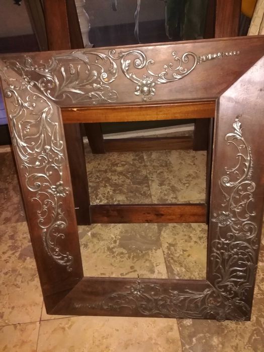 Moldura adornada com trabalho em estanho