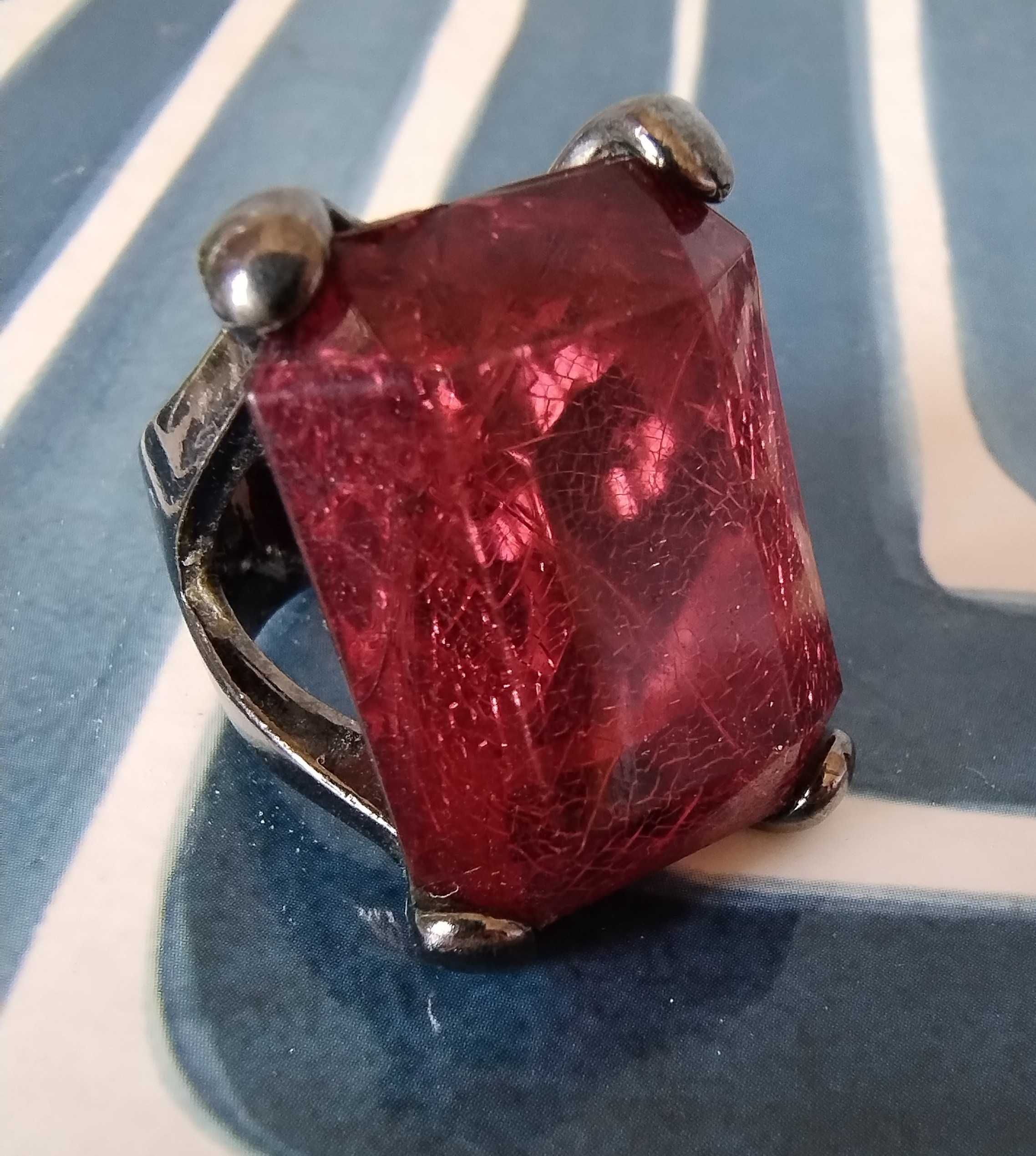 Pierścień duży pierścionek sygnet z kamieniem dużym oczkiem czerwonym