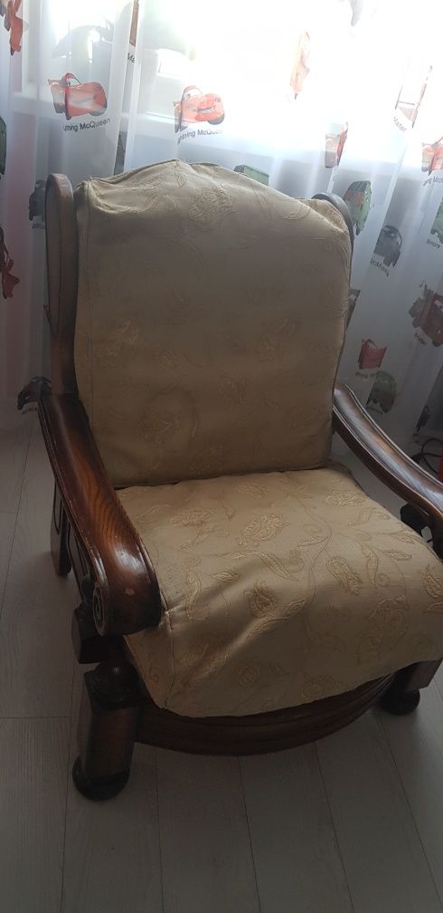Продам дерев'яне крісло