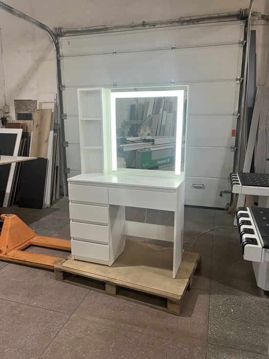 Туалетний столик з підсвіткою косметичний стіл дзеркало для макіяжу