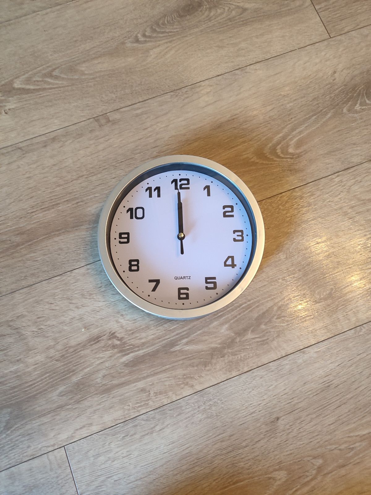 Nowy srebrny zegar ścienny 20 cm