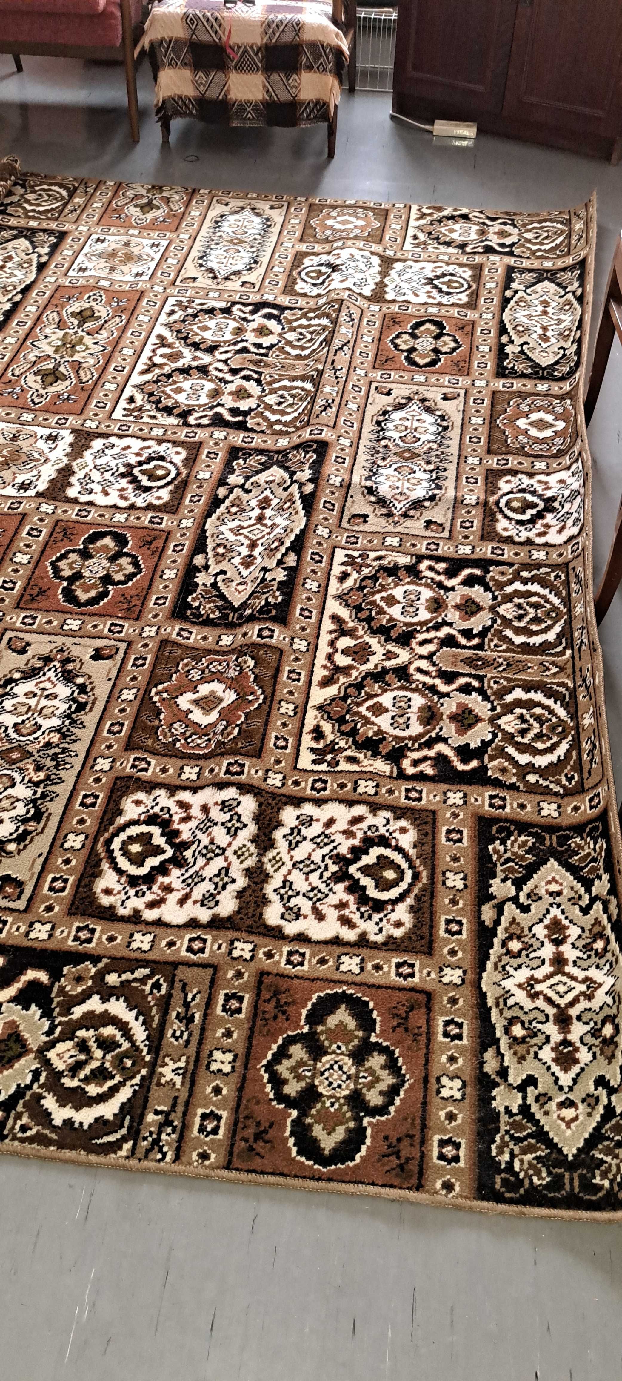 Dywan o wymiarach 275 x 350 cm