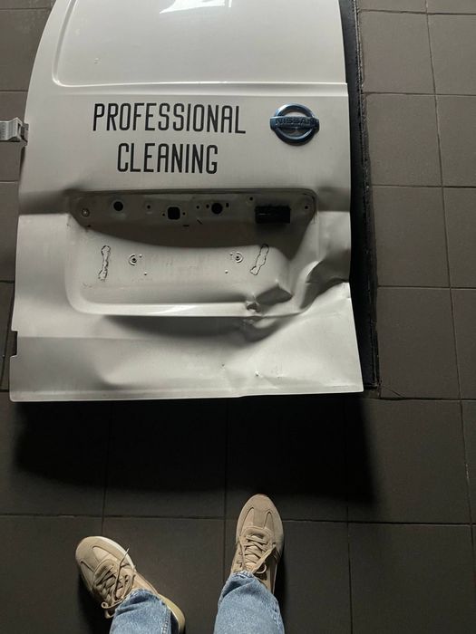 Задні двері нісан нв200