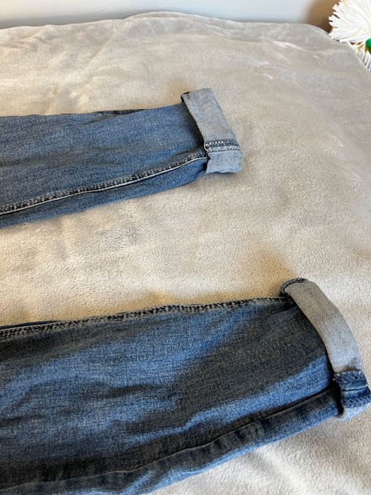 Jeansy / dżinsy / spodnie jeansowe niebieskie z podwiniętymi nogawkami