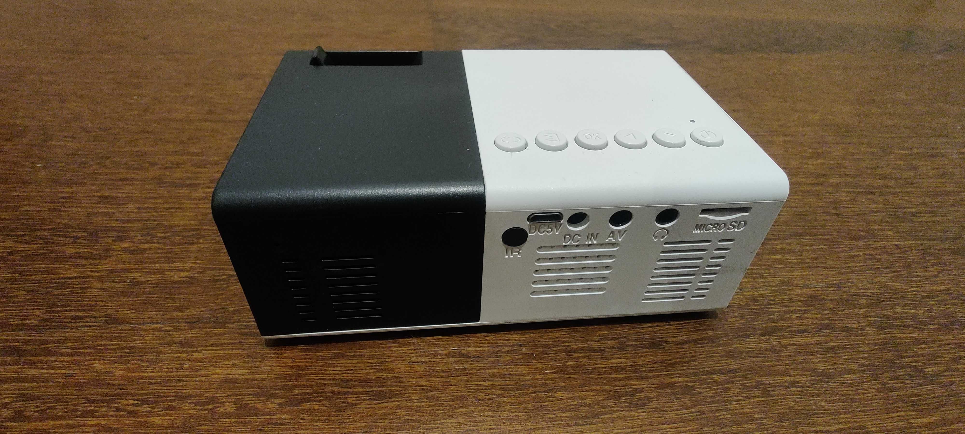 Mini Projetor LED Portátil – Ideal para Filmes e Jogos!